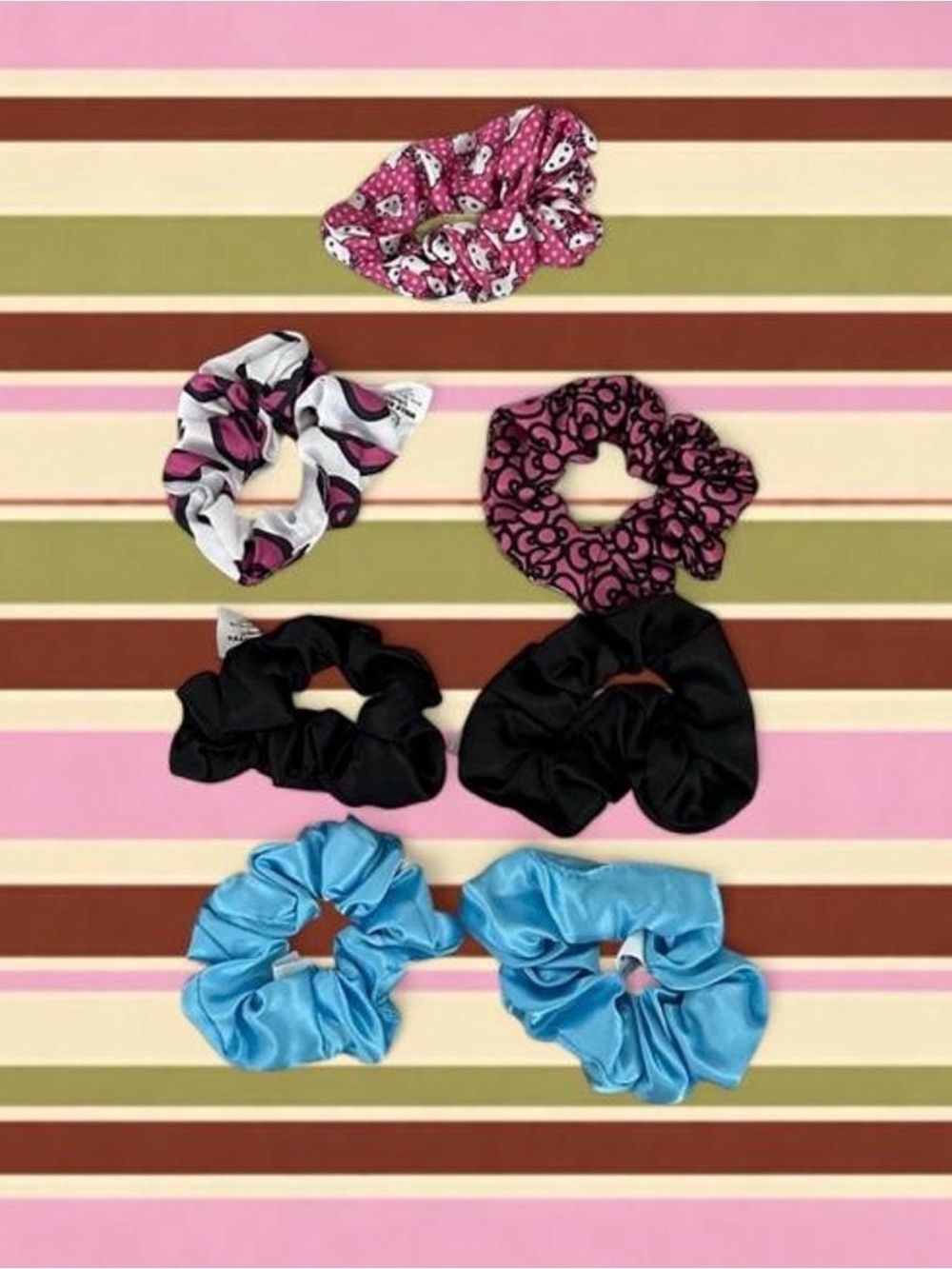 HELLO KITTY SET OF7
SATINY HAIR SCRUNCHIES
HELLO KITTY SET OF 7 SATINY HAIR SCRU